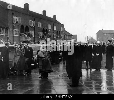 La reine Elizabeth II et le prince Philip visitent Birmingham, West Midlands.Sur la photo, la Reine arrive à la nouvelle église All Saints construite pour servir le plus jeune domaine d'habitation de Shard End.Parmi ceux présentés, on compte l'évêque d'Aston (le Rév. RT Michael Parker) et les représentants de C Bryant and son Ltd The Builders.La Reine a été montrée autour de l'église par l'évêque de Birmingham, Dr J L Wilson.3rd novembre 1955. Banque D'Images