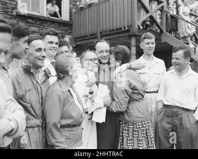 Donald Campbell brise le record de vitesse de l'eau dans Bluebird K7 sur Ullswater, 23rd juillet 1955.Donald Campbell est félicité par sa femme Dorothy, sa mère Dorothy ( Lady Campbell ) et le technicien en chef Leo Villa.Il a établi un record de 202,15 km/h (324 mi/h), battant le précédent record de quelque 24 km/h (39 mi/h) détenu par Stanley Sayres. Banque D'Images