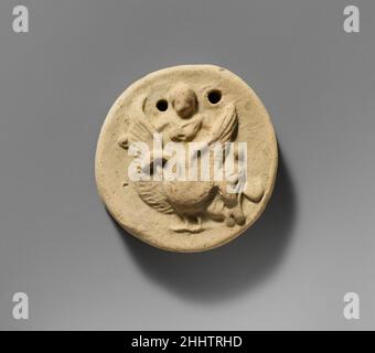 Disque en terre cuite avec Aphrodite sur un cygne 4th siècle avant Jésus-Christ grec dans l'art grec, commençant au moins dans la période archaïque, Aphrodite a parfois été dépeint avec un cygne, un symbole de bonne santé, de la musique, de la divination, et de la grâce.À l'époque romaine, les poètes latins, comme Ovid et Horace, ont également fait référence à la déesse de son char qui était tirée par les cygnes dans l'air.Disque en terre cuite avec Aphrodite sur un cygne 248373 Banque D'Images