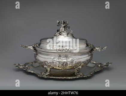 Reen et stand 1769–71 Bernhard Heinrich Weyhe Un précis de la façon dont l'argent de métal précieux pourrait être transformé en une œuvre d'art supérieure par un esprit artistique et imaginatif, cette reen est un produit du dix-huitième siècle d'Augsbourg,C'est sans conteste le centre le plus important de l'or et de l'argentmithing en Europe centrale à l'époque.Le jeu sophistiqué de textures, la juxtaposition audacieuse de plaines et de zones de capture lumineuse avec la décoration rococo détaillée, et les éléments sculpturaux fantaisistes reflètent l'originalité dominante des artisans d'Augsbourg, en particulier Bernhard Heinrich Weyhe, le fabricant de ce Banque D'Images