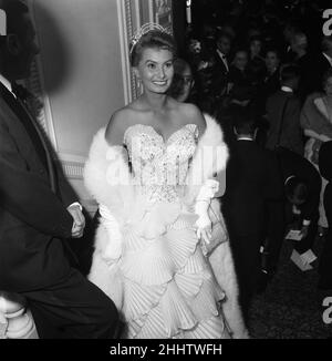 Gala royal première d'ouverture du Festival du film italien, Tivoli Theatre, Londres.Le film présenté était 'Neapolitan Fantasy'.En photo, star du film, Sophia Loren.25th octobre 1954. Banque D'Images