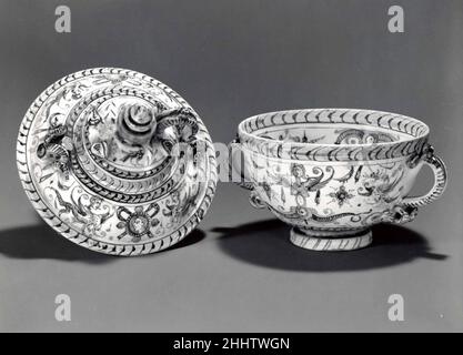 Bol à soupe avec couvercle (tazza con coperchio) début du 17th siècle, italien, Deruta ou français.Bol à soupe avec couvercle (tazza con coperchio) 460273 Banque D'Images