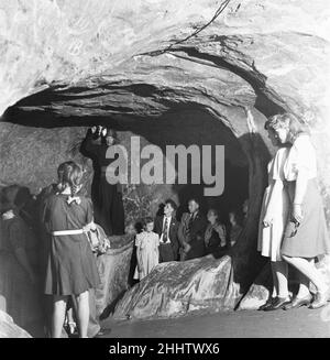 Représentation des Pirates de Penzance dans les grottes des falaises au-dessus de la ville côtière de Hastings, dans le Sussex.16th octobre 1946 Banque D'Images