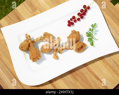 Pattes de caille frites avec des fruits rouges Banque D'Images