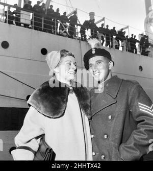 Le sergent David Sharp des Royal Northumberland Fusiliers, le dernier prisonnier de guerre britannique libéré de Corée, est accueilli par sa mère Sadie à son arrivée à Southampton.26th octobre 1953. Banque D'Images