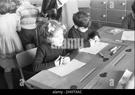 Élèves de l'école South Mead, Southfield, Wimbledon pendant une leçon d'art.14th janvier 1954 Banque D'Images