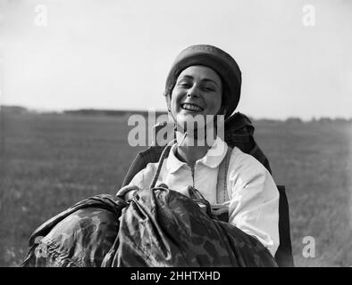 Joan Hughes, MBE, a été pilote de ferry de la Seconde Guerre mondiale et l'une des premières pilotes d'essai femelles de Grande-Bretagne.(Picture) Joan Hughes portant un kit de vol.25th mai 1953 Banque D'Images