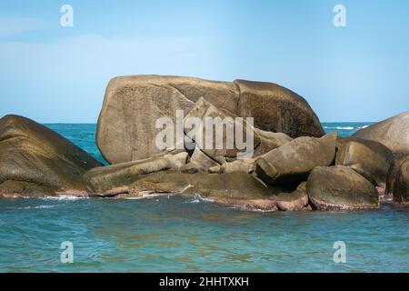 Rochers de différentes tailles dans les vagues du milieu de la mer dans le parc Tayrona, Colombie Banque D'Images