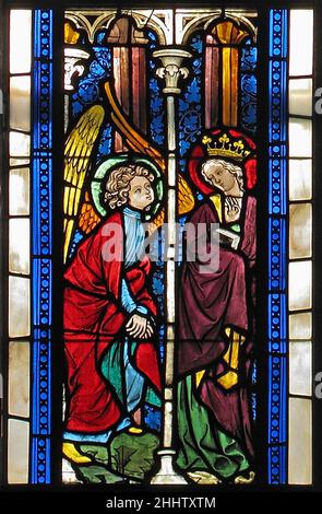 Panneau avec l'annonce ca.1390 Austrian le château d'Ebreichsdorf, stratégiquement situé au sud de Vienne près de la frontière hongroise, a servi de résidence privée pour un membre de la cour.Ces fenêtres du vitrage de la chapelle du château ont été faites par un grand atelier à l'emploi des ducs royaux de Vienne.Des figures allongées avec des têtes souvent vues dans le profil, de lourdes masses de draperies, et une gamme inhabituellement riche de couleurs distinguent le style de cet atelier de cour.Contrairement au verre de Saint Leonhard dans les fenêtres centrales de cette chapelle, les figures sont placées ici Banque D'Images