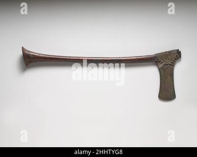 Axe env.1635–1458 C.-B. deuxième période intermédiaire–début du Nouveau Royaume la lame de cette hache de bataille est parmi les premiers exemples de ce genre.Il a été trouvé dans le cercueil de « l’inverséeur Khouy », probablement un responsable militaire.La poignée a été réalisée à partir d'une branche ou d'un tronc d'arbre choisi pour sa courbure.L'extrémité évasée est un morceau de bois séparé, monté avec son sens du grain perpendiculaire à celui de l'arbre.Cette méthode de construction aurait préservé des matières premières précieuses et réduit la main-d'œuvre.Il n'est pas clair comment les deux pièces restantes ont été à l'origine jointes et si le moderne, interm Banque D'Images