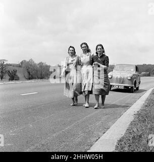 Des tziganes romanes pris par la caméra candide sur Usk, Newport Road.Ils marchent jusqu'à 25 miles par jour barefooted sur tous les types de routes.Cette route est recouverte d'un gravier dur mais les filles ne sentent même pas un chatouillement alors qu'elles marchent, parfois en arrière, vers leur but - Cardiff, où ils rencontreront leurs petits amis et de mettre des chaussures juste pour aller danser.8th mai 1954. Banque D'Images