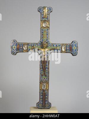 Croix processionnelle 13th siècle français comme les plaques de couverture supérieure et inférieure de livre de Limoges, le recto et le dos de la croix combinent des images du Christ crucifié et du Christ ressuscité en majesté.Les figures ont été travaillées séparément en cuivre puis appliquées aux surfaces émaillées.Les formes en relief ont rendu les figures plus faciles à voir quand la croix a été portée.Croix de procession.Français.13th siècle.Émail de Champlevé, cuivre doré et cristaux de roche.Fabriqué à Limoges, France.Émaux-Champlevé Banque D'Images