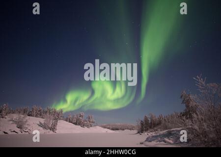 Aurora Borealis sur une rivière gelée en pleine nuit de lune, Territoires du Nord-Ouest, Canada Banque D'Images