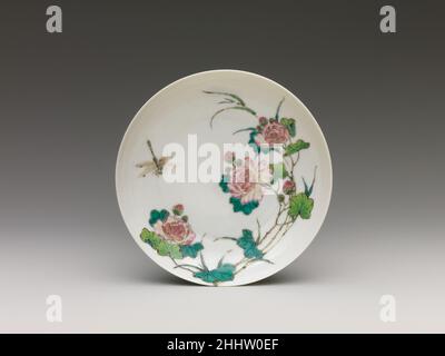 Plat aux pivoines et Dragonfly 18th siècle Chine la création à la fin du XVIIe siècle d'une gamme de couleurs émaillées opaques a été l'un des développements technologiques les plus importants dans l'industrie chinoise de la porcelaine.L'émail rose délicat des fleurs sur ce plat est apparu au début du XVIIIe siècle pendant le règne de l'empereur Yongzheng (r.1723–35) et a continué d'être utilisé pendant celle de l'empereur Qianlong.Plat avec pivoines et libellules 42318 Banque D'Images