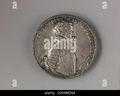 Médaille du portrait de Philippe II (contre); Marie Tudor Reine d'Angleterre (contre-dos) 1555 Jacopo Nizolla da Trezzo Italien l'contre porte un portrait de Philippe II, fils du Saint empereur romain Charles V et Isabella du Portugal.Il régna sur un vaste empire englobant l'Espagne et toutes ses dominons dans le Nouveau monde, ainsi que les pays-Bas, Naples et la Sicile.Philip a servi comme roi consort d'Angleterre lors de son bref mariage avec la reine d'Angleterre, Mary Tudor (1516 – 1558), dont l'image apparaît au dos de la médaille.La médaille est une combinaison inhabituelle et une refonte de deux précédemment indidépendent Banque D'Images