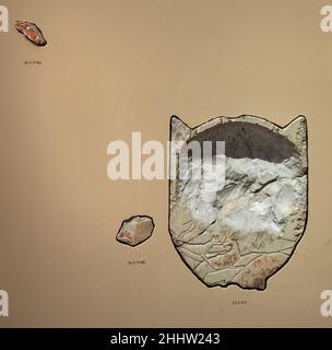 Une partie de la scène de chasse dans le désert de Khety ca.2051–2000 B.C. Middle Kingdom la tombe de Khety, le premier trésorier royal enregistré de Mentuhotp III, est située en haut des falaises de Deir el-Bahri.Ces fragments de soulagement viennent du passage d'entrée du tombeau, qui était bordé de blocs de calcaire décorés.depuis le vieux Royaume, les scènes de personnes qui chassent des animaux dans le désert étaient une partie standard des décorations du tombeau (comparez la chasse dans le désert dans le tombeau de Raemkai, 08.201.1).Au cours du troisième et du deuxième millénaire avant J.-C., le désert égyptien avait encore le caractère d'une savane vallonnée Banque D'Images