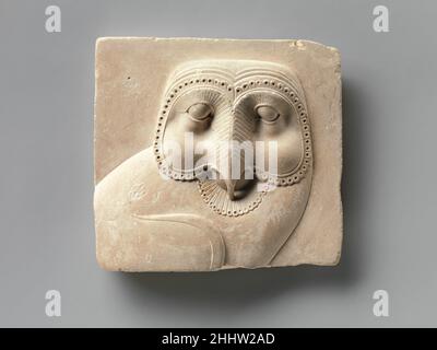 Plaque de relief avec face d'un hiéroglyphe hiéroglyphe hiéroglyphe 400–30 C.-B. période tardive–période Ptolemaienne les reliefs ou sculptures de petite période tardive et Ptolemaien qui représentent un sujet d'une manière partielle ou inachevée mais qui sont eux-mêmes des objets finis constituent une classe spéciale d'objets.Des lignes directrices comme celles pour les artistes sont souvent exposées en évidence comme faisant partie de l'objet, bien que, en fait, de nombreux cas peuvent être notés où l'objet ne pourrait tout simplement pas servir de modèle approprié pour une représentation traditionnelle formelle égyptienne.Personnifications de royauté, des figures qui peuvent représenter les désigodes maintenant émergents IMHO Banque D'Images