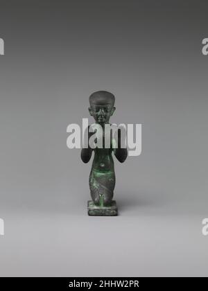 Statuette d'un ornant d'un groupe avec un dieu 332–30 C.-B. période Ptoléméenne de petites statuettes d'adorateurs pourraient accompagner des statuettes divines, comme en 04,2.403.Statuette d'un ornant d'un groupe avec un dieu 551344 Banque D'Images