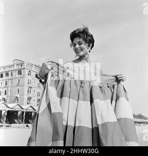 Eunice Gayson, actrice se fait une matinée à la plage pendant le Festival du film de Venise, le mercredi 7th septembre 1955. Banque D'Images