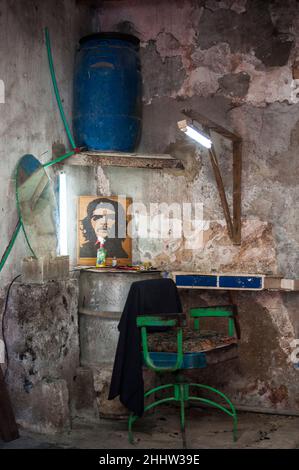 Dessin du héros révolutionnaire cubain Che Guevara dans un barbershop de la Havane, Cuba. Banque D'Images