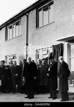 Kirkby, une ville dans le Métropolitain Borough de Knowsley, Merseyside, Angleterre.Notre photo montre, Alderman Sir Alfred Shennan ouvrant la maison 1000th sur le domaine de Kirkby, à droite est le Maire de Liverpool, Alderman W J Tristram, 29th octobre 1953. Banque D'Images