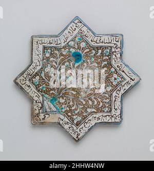Carreau d'étoile à huit pointes avec feuillages et inscription datés de A.H. 663/A.D.1264/5 huit carreaux d'étoile pointés auraient fait partie à l'origine de compositions beaucoup plus grandes avec des carreaux alternés en étoile et en forme de croix, comme quelques panneaux exposés dans nos galeries.Sur le côté opposé non vitrifié de cette tuile, il y a deux images superposées : une conception assez abstraite peut-être créée par des oxydes échappant d'une autre tuile pendant le tir et un dessin fin d'un cavalier monté.Ce dernier était probablement une étude pour une autre tuile par un artiste dans l'atelier.Carreau d'étoile à huit pointes avec feuillage et inscription Banque D'Images