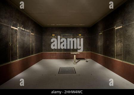 Peinture murale sur sol noir: Supports avec entature, de la villa impériale à Boscotrecase la dernière décennie du 1st siècle av. J.-C. Roman, Pompeian de nombreuses villas d'été privées ont été situées le long de la côte près de Naples.L'une des plus somptueuses doit avoir été la villa construite par Agrippa, ami de l'empereur Auguste et mari de sa fille, Julia.Il surplombait la baie de Naples depuis un endroit près de la ville moderne de Boscorecase.La villa a été partiellement excavée entre 1903 et 1905 après sa découverte accidentelle pendant les travaux sur un chemin de fer.Décorations murales qui ont survécu dans le fou Banque D'Images