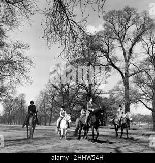 Équitation sur Rotten Row, Hyde Park, Londres.22nd avril 1954. Banque D'Images