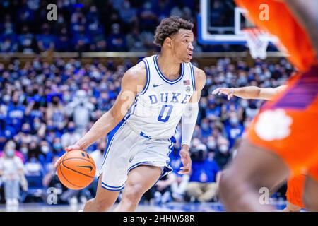 25 janvier 2022: Duke Blue Devils forward Wendell Moore Jr. (0) travaille avec le ballon pendant la première moitié contre les Tigres Clemson dans le match de basketball ACC à Cameron Indoor à Durham, NC.(Scott Kinser/Cal Sport Media) Banque D'Images