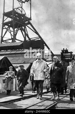 Le prince Philip, duc d'Édimbourg, visite la mine de charbon Mosley Common, Lancashire.Le duc quitte la fosse n°2 avec M. H Aspinall, directeur de la fosse.4th avril 1952. Banque D'Images