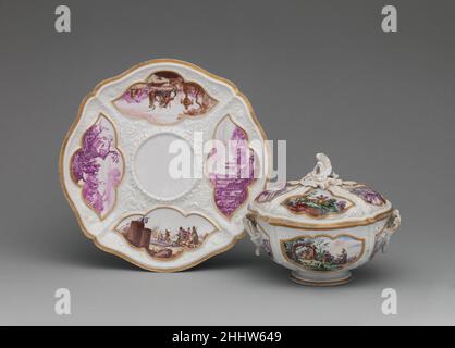 Bol et support couverts env.1765 la fabrique de porcelaine le Nove que les collections de porcelaine italienne du XVIIIe siècle du Metropolitan Museum sont notées tant pour leur qualité que pour leur profondeur rend l'acquisition de ce bol couvert et de ce stand particulièrement approprié.Ils ont été fabriqués à l'usine de Nove, près de Bassano, dans le nord de l'Italie.Une usine de céramique qui a produit de la faïence (faïence émaillée) a été établie à Nove en 1727, et la porcelaine y a été fabriquée pour la première fois vers 1762.Sur les terrains stylistiques, ce bol et ce support couverts semblent dater des premières années de porcelaine p Banque D'Images