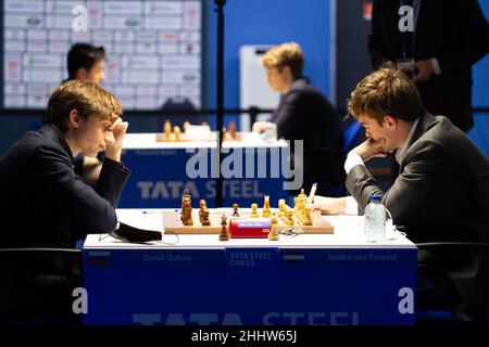 Wijk aan Zee, pays-Bas.25th janvier 2022.Daniil Dubov (L) de Russie concurrence Jorden van Foreest des pays-Bas lors de la ronde 9th du tournoi d'échecs Tata Steel 2022 à Wijk aan Zee, pays-Bas, 25 janvier 2022.(photo de Sylvia Lederer/Xinhua) crédit: Sylvia Lederer/Xinhua/Alay Live News Banque D'Images