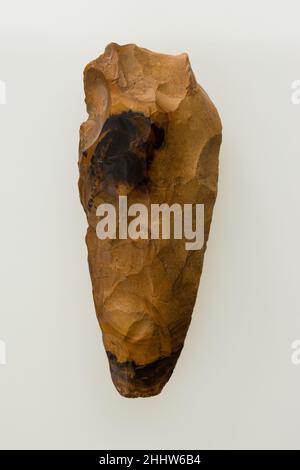 Axe env.4500–4000 C.-B. période néolithique, Buto–Merimda–Maadi cette hache aurait pu être utilisée pour le travail du bois, ou peut-être même pour labourer le sol.Il aurait été tenu dans la main ou a été greffé sur un arbre en bois.Env.4500–4000 C.-B.Flint.Période néolithique, Buto–Merimda–Maadi.De l'Égypte, du delta occidental, de Merimda Beni Salama, de l'Académie des fouilles scientifiques de Vienne, 1927–29 Banque D'Images