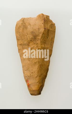 Axe env.4500–4000 C.-B. période néolithique, Buto–Merimda–Maadi cette hache aurait été utilisée pour le travail du bois, ou peut-être même pour labourer le sol.Il aurait été tenu dans la main ou a été greffé sur un arbre en bois.Env.4500–4000 C.-B.Flint.Période néolithique, Buto–Merimda–Maadi.D'Égypte, Delta de l'Ouest, Merimda Beni Salama, Académie des sciences de Vienne fouilles 1929–30 Banque D'Images