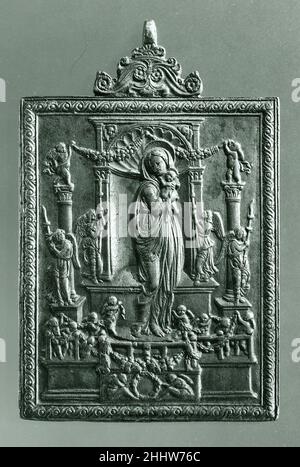 Pax avec le modèle de la Vierge à l'enfant ca.1475–1500 (coulée 16th siècle) Italien, Ferrara ce pax présente la Vierge et l'enfant entouré de quatre anges et onze amorini tenant des guirlandes dans une structure architecturale all'antica.De nombreuses versions sont connues, y compris celles du Victoria and Albert Museum, Londres, de la National Gallery of Art, Washington, D.C., et du Diocesan Museum, Pienza [monté en pax]).Il a été attribué à un artiste de Ferrarese, influencé par Cosmè Tura, ainsi qu'aux écoles de Padoue et Sienne.Cette après-vente a une certaine perte de détails et des traces d'usure.Pax avec t Banque D'Images