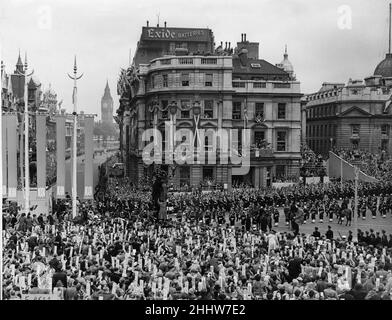 Les foules de Trafalgar Square regardent les processions militaires passer devant l'abbaye de Westminster pour le couronnement de la reine Elizabeth II le 2nd juin 1953 Banque D'Images