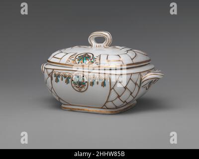 Sugar Bowl 1885 Union Porcelain Works Union Porcelain Works a été l'un des plus importants et inventifs fabricants de porcelaine américains dans la seconde moitié du XIXe siècle.En plus de leurs œuvres imaginatives conçues par le directeur artistique allemand Karl H. L. Müller, le pilier de l’entreprise était la production de vaisselle en porcelaine pour hôtels.Ce vaste service a été fait par Thomas Carll Smith, chef de l'Union porcelaine Works, comme cadeau à sa fille, Pastora Forest Smith Chace.La décoration néoclassique de la fleur dorée et du motif de panier est complétée par turq Banque D'Images