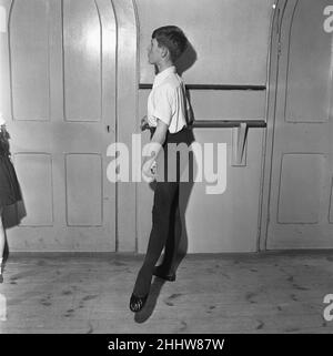 Des cours de baby-sitter et des jeunes enfants qui ont leurs cours de ballet à l'école Rambert du Mercury Theatre, Notting Hill Gate.Les enseignants des classes de bébés sont des élèves âgés, tandis que les cours les plus avancés sont pris par un professeur de ballet expérimenté, le 15th janvier 1954 Banque D'Images