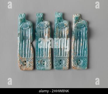 Décorations en verre avec cerf couché ca.1370–1200 B.C. Helladic, Mycenaéan ensemble de dix-neuf perles ou appliques assorties, toutes fabriquées dans des moules identiques ou très similaires.semi-translucide bleu pâle vert.mince, panneau rectangulaire vertical; dos plat inégal; côtés droits et bord inférieur;un trou près du haut au-dessus de l'arrière du cerf, deux trous dans le cercle en retrait près du bas et un trou traversant horizontalement le panneau.Un fragment avec seulement la moitié inférieure du panneau a deux trous près du bord brisé supérieur.décoration moulée à l'avant : en haut, cerf couché stylisé avec de longues oreilles et museau projetant vers l'avant en haut r Banque D'Images