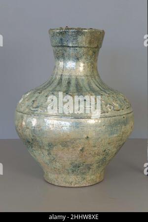 Récipient à vin (hu) avec créatures mythiques 1st–2nd siècle Chine.Récipient à vin (hu) avec créatures mythiques.Chine.1st–2nd siècle.Faïence avec glaçure de plomb verte.Dynastie des Han de l'est (25–220).Céramique Banque D'Images