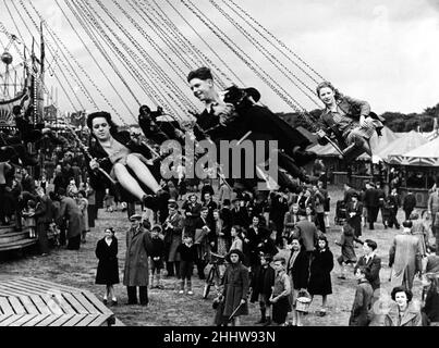 La promenade en chaise aérienne à la foire Hoppings, tenue sur la ville de Moor à Newcastle upon Tyne, Tyne et Wear.25th juin 1947. Banque D'Images