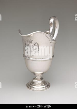 Ewer (un de deux) 1740/41 Peter Archambo I British quand George Booth est devenu comte de Warrington à l'âge de dix-neuf ans, il a hérité de la succession de Dunham Massey, qui était lourdement accablée par la dette.Trente ans se sont écoulés avant qu'il puisse se permettre de reconstruire sa fierté familiale en achetant de l'argent à grande échelle.Cette paire de brebis monumentales (voir aussi 68.141.141) était parmi l'argent qui a fourni les dix chambres principales de la maison, toutes équipées de suffisamment d'argent pour effectuer les ablutions du matin.Égout (une de paire) 204943 Banque D'Images