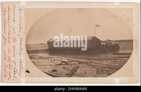 La batterie flottante de Hamilton amarré à la fin de l'île de Sullivan la nuit avant qu'ils aient ouvert le feu sur le fort Sumter avril 1861 attribué à Alma A. Pelot American en janvier 1861, avant le déclenchement de la guerre,James Randolph Hamilton a commencé la construction de la batterie flottante en aluminium qui sera utilisée par le gouvernement confédéré pour attaquer le fort Sumter et d'autres postes fédéraux ou navires de guerre à Charleston, en Caroline du Sud.Construite avec une vue dégagée sur les forces de l'Union stationnées à Sumter, la batterie flottante avait une longueur de cent pieds, une largeur de vingt-cinq pieds, et gainée de deux couches de fer p Banque D'Images