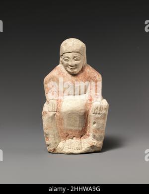 Statuette en calcaire d'une figure femelle assise vers 525–500 C.-B. chypriote la figure, probablement femelle, est assise, ses mains sur les accoudoirs.Elle porte une longue tunique avec de la peinture rouge sur les manches et sur le bord du vêtement.Les trous sur les côtés de la statuette peuvent avoir retenu l'essieu d'un char.Il y a des représentations de la déesse femelle Astarte sur un char.Statuette calcaire d'une figure femelle assise 242115 Banque D'Images