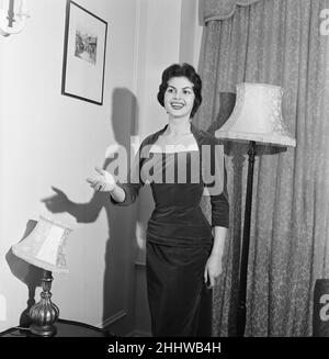 Nadja Regin, actrice serbe au Royaume-Uni pour la première fois, à l'hôtel Grosvenor House Hotel, Londres, décembre 1955. Nadja Regin est au Royaume-Uni pour le tournage d'une société allemande, elle est également porte une robe de sa propre conception. Banque D'Images