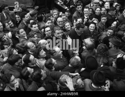 L'évangéliste américain Billy Graham est accueilli par d'énormes foules enthousiastes à la station Waterlooo alors qu'il commence sa croisade à Londres.24th février 1954. Banque D'Images