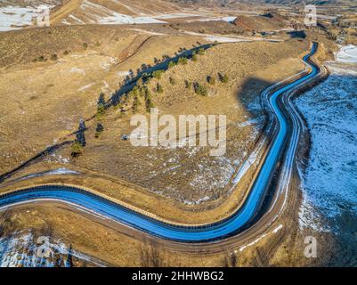 Fossé de diversion de l'eau aux contreforts du Colorado, vue aérienne du canal Charles Hansen allant du réservoir Horstooth à la rivière poudre en hiver Banque D'Images