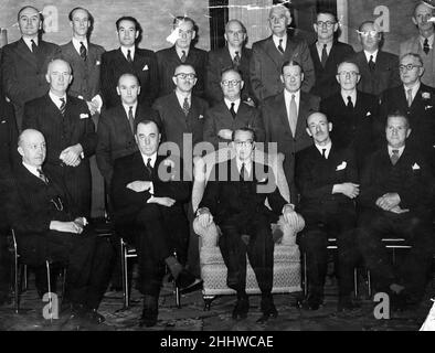 Ivor Mackenzie Thomas, qui a pris sa retraite de son poste de directeur du service d'impression commerciale de Western Mail and Echo Ltd, a été reçu par les dirigeants de la société lors d'un déjeuner tenu au Royal Hotel Cardiff, le 24th juillet 1950.Nos photos, de gauche à droite, Clarence Lewis, Sir Robert Webber, Ivor Mackenzie Thomas, Frank Webber,Pelouse FB.Rangée centrale debout, Edward James, David Prosser, WJ Dowling, V Ferring,WO James, C Leonard, FJ Willing, DC Stephen, JH Rickard.Rangée arrière debout, H Baxendell, EO Carr, Hubert MacKenzie Thomas, R Harrison,W Hales, F Bir Banque D'Images