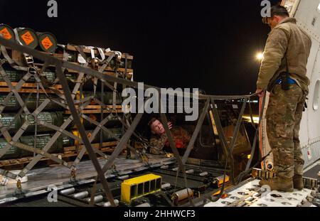 Airman 1st classe Stephen Knotts (à gauche), 436th Aerial Port Squadron Ramp Services apprenti,Et l'ancien Airman Cameron Manson, chef de l'équipe de chargement des services de rampe de 436th APS, aligne un chargeur de cargaison avec des munitions, des armes et d'autres équipements palettisés en direction de l'Ukraine à un avion au cours d'une mission de vente militaire étrangère à la base aérienne de Douvres, Delaware, le 24 janvier 2022.Depuis 2014, les États-Unis ont engagé plus de $5,4 milliards d'aide totale à l'Ukraine, y compris l'assistance en matière de sécurité et d'assistance non relative à la sécurité.Les États-Unis réaffirment leur attachement inébranlable à la souveraineté de l'Ukraine et Banque D'Images