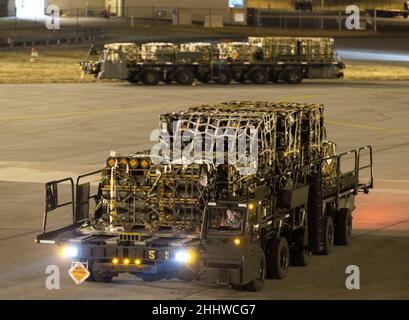 Airman 1st classe Stephen Knotts, apprenti service de rampe du 436th Escadron de port aérien, pilote un chargeur de cargaison avec des munitions palettisées, des armes et d'autres équipements à destination de l'Ukraine au cours d'une mission de vente militaire étrangère à la base aérienne de Douvres, Delaware, le 24 janvier 2022.Depuis 2014, les États-Unis ont engagé plus de $5,4 milliards d'aide totale à l'Ukraine, y compris l'assistance en matière de sécurité et d'assistance non relative à la sécurité.Les États-Unis réaffirment leur attachement inébranlable à la souveraineté et à l'intégrité territoriale de l'Ukraine en faveur d'une Ukraine sûre et prospère.(É.-U.Photo de la Force aérienne par Rolan Banque D'Images